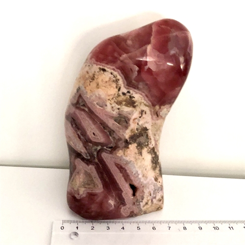 Rhodocrosit Fri Form Unika. Højde 13 cm. 845 gram.